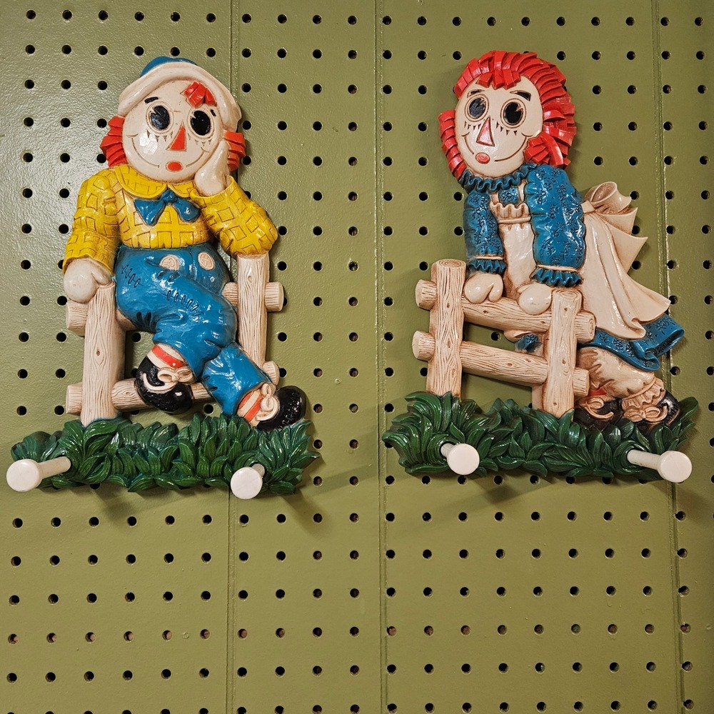 1977 Bobbs-Merrill Raggedy Ann & Andy Plastic Coat Hanger Set of 2‎